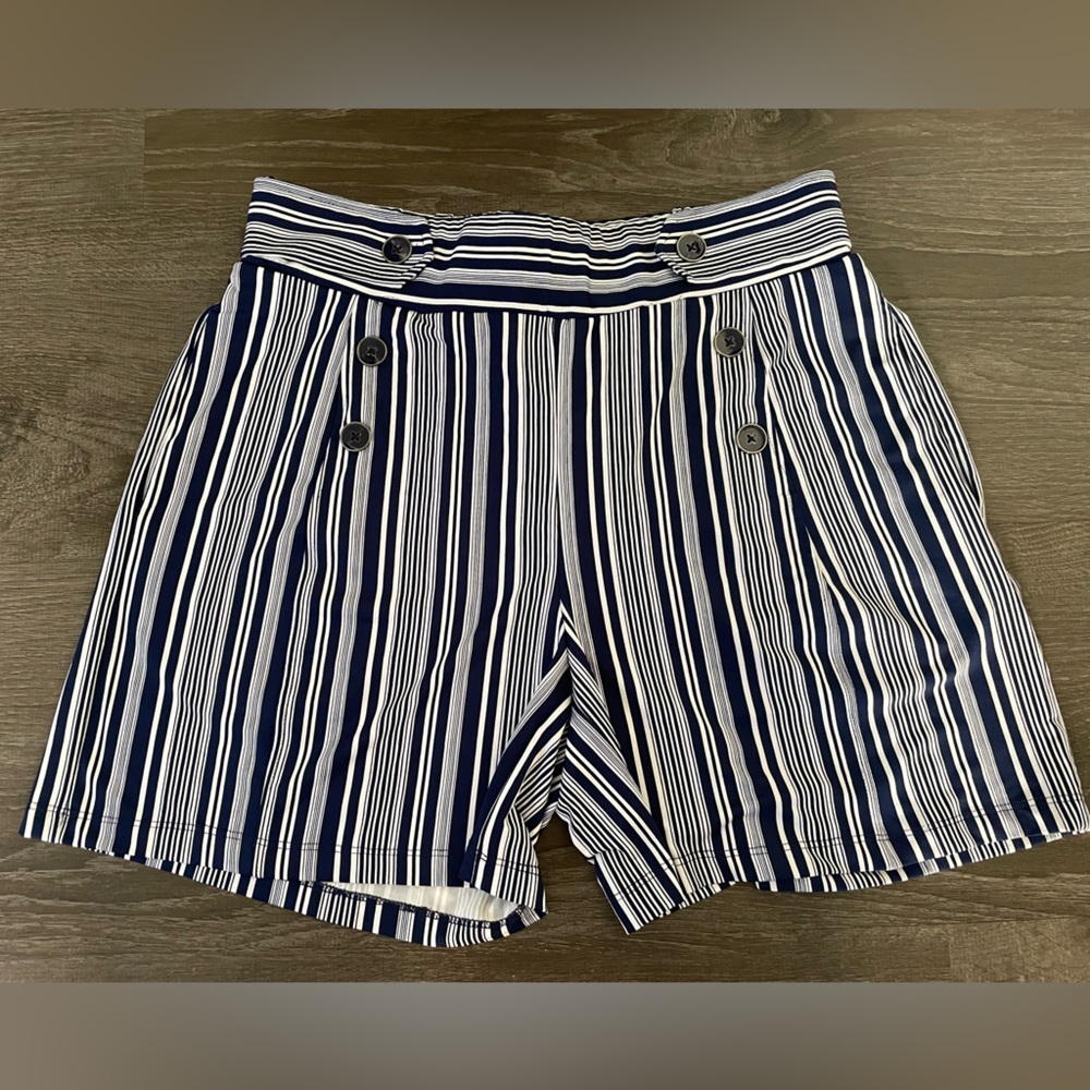 Sabrina Lauren pull on shorts. Size small. Great condition.